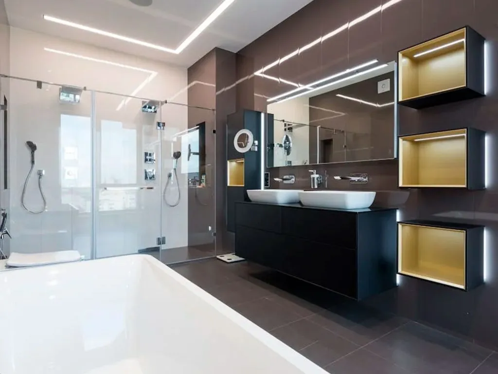 Baño remodelado con espejos y lavamanos