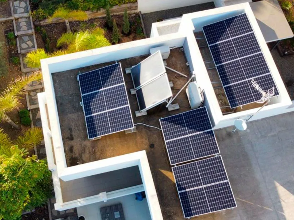 Red Málaga Instalaciones | Instalación de Aerotermia paneles solares en el techo