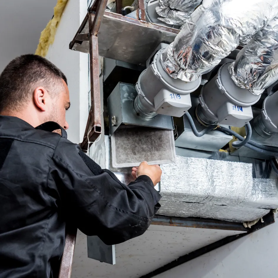 Red Málaga | Instalación de Sistemas de Extractor hombre realizando instalación de conductos de aires