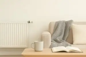 Salón con radiador encendido, calefacción eficiente en Málaga