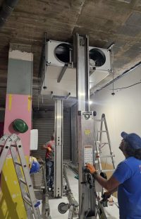 Red Málaga Instalaciones | Una empresa para todos tus proyectos hombres montando ventilación