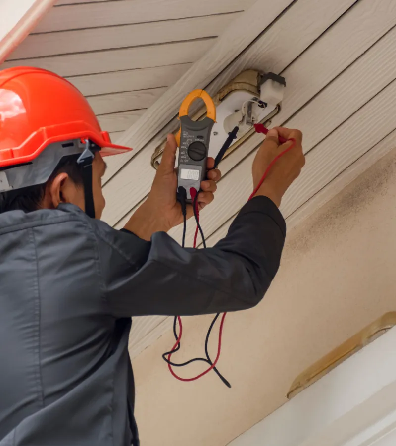 Red Málaga | Instalación de Sistemas de Electricidad hombre con casco naranja revisando punto de electricidad