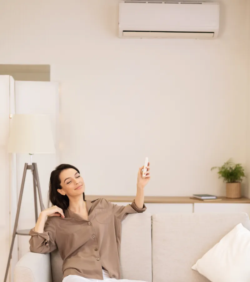 Red Málaga Instalaciones | Instalación de sistemas de Climatización mujer disfrutando de aire acondicionado